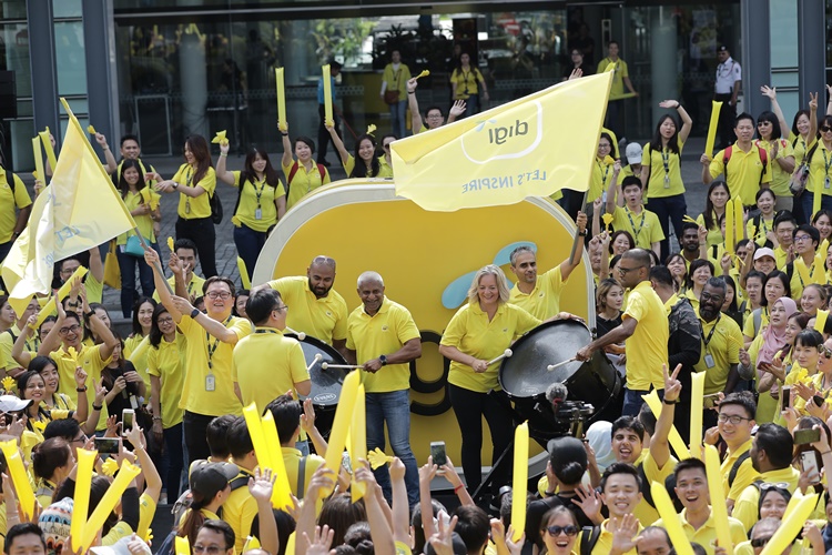 Enthusiastic Digi Management Team Flags Off Digizens for Digi Customer Obsessed Day 2019.JPG