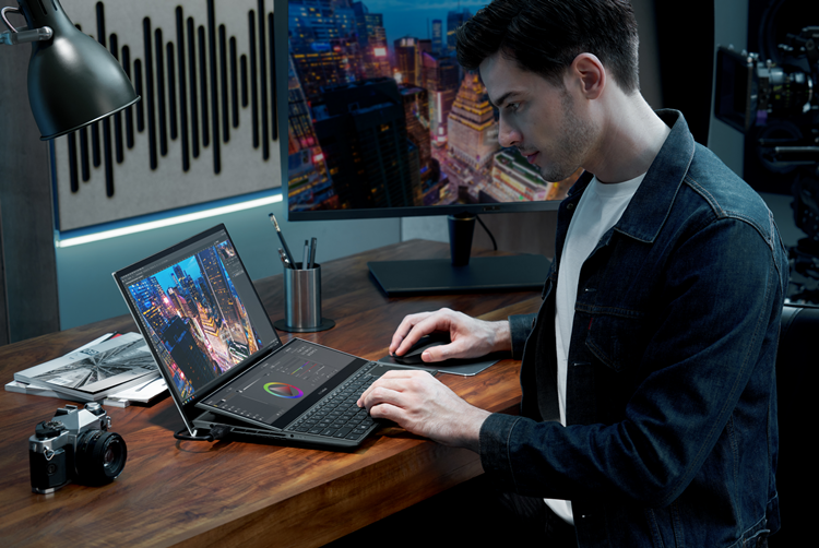 ZenBook Pro Duo 15 OLED_UX582_Scenario photo_02.png